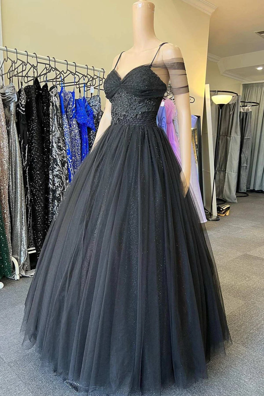 Vestido de fiesta de tul con tirantes finos y hombros descubiertos hasta el suelo
